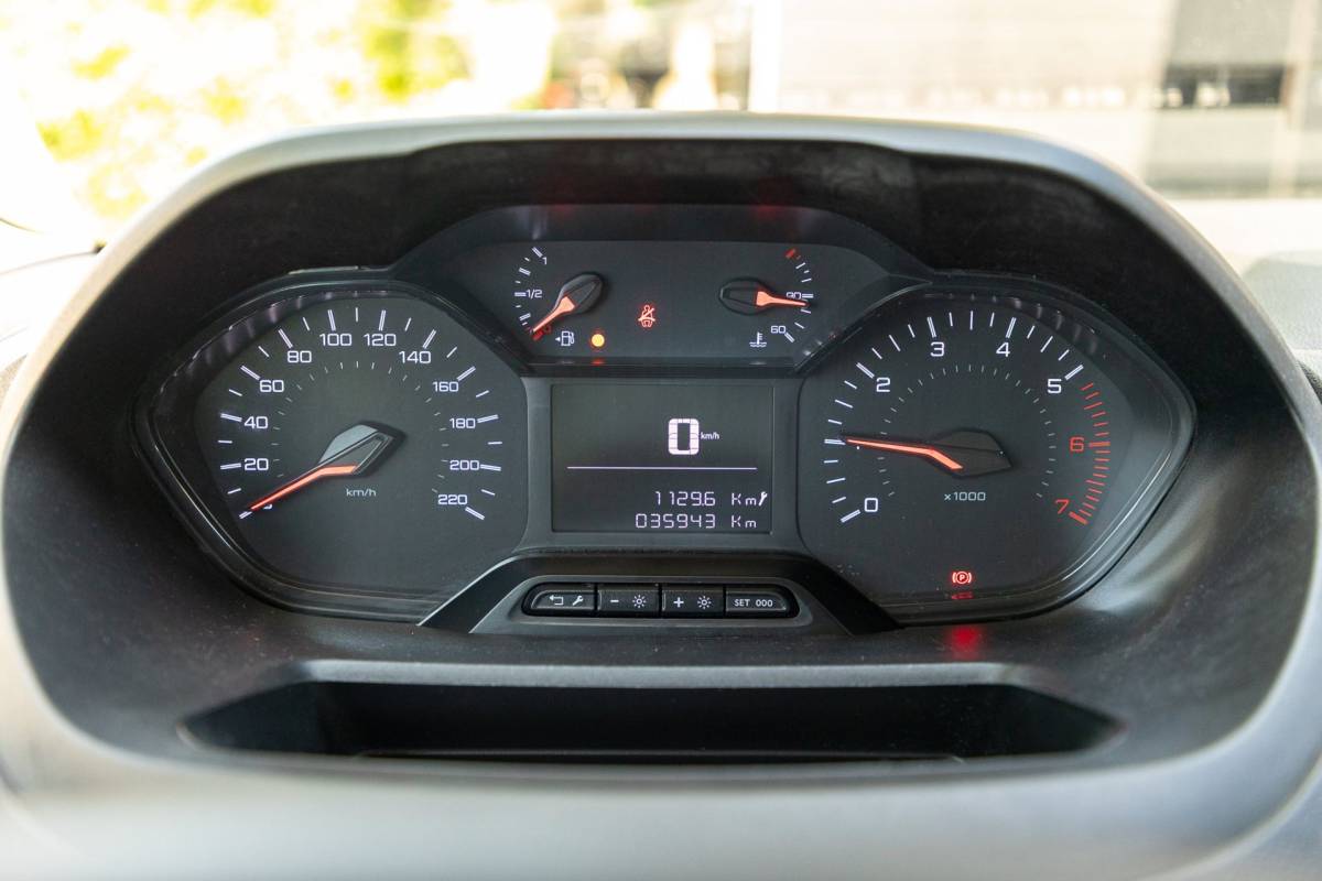 Peugeot Partner Peugeot Partner 1.2 PureTech Premium Airco I Cruise I Android I CarPlay I Parkeersensoren I Navigatie I NAP I NL Auto I 1e Eig
