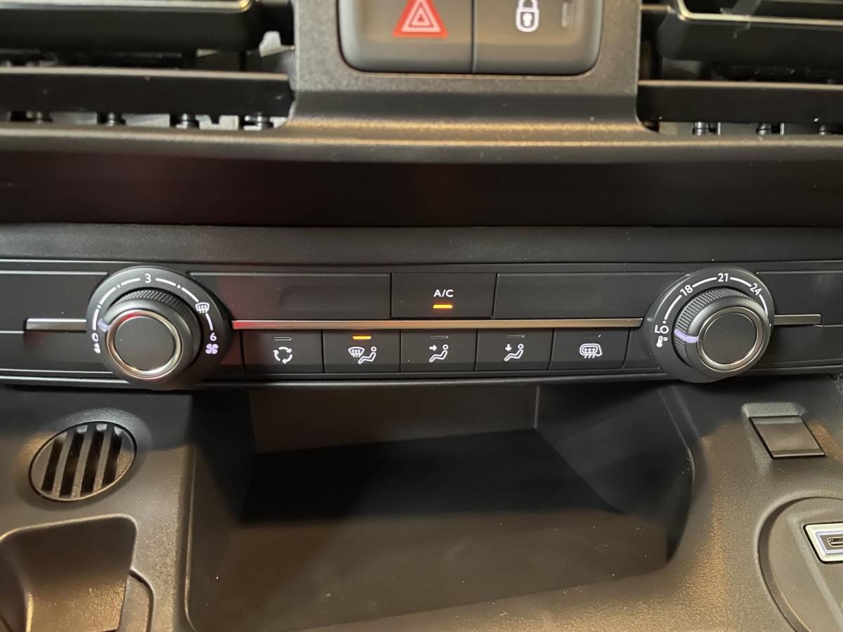 Peugeot Partner Peugeot Partner 1.5 BlueHDi 130PK Automaat L2 Navigatie Apple Carplay / Android Auto DAB trekhaak Cruise Control Airco Houten bekleding laadruimte