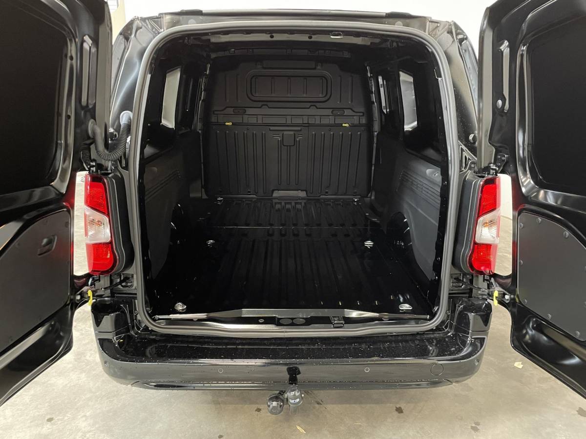 Peugeot Partner Peugeot Partner 1.5 BlueHDi 130PK Automaat L2 Navigatie Apple Carplay / Android Auto DAB trekhaak Cruise Control Airco Houten bekleding laadruimte