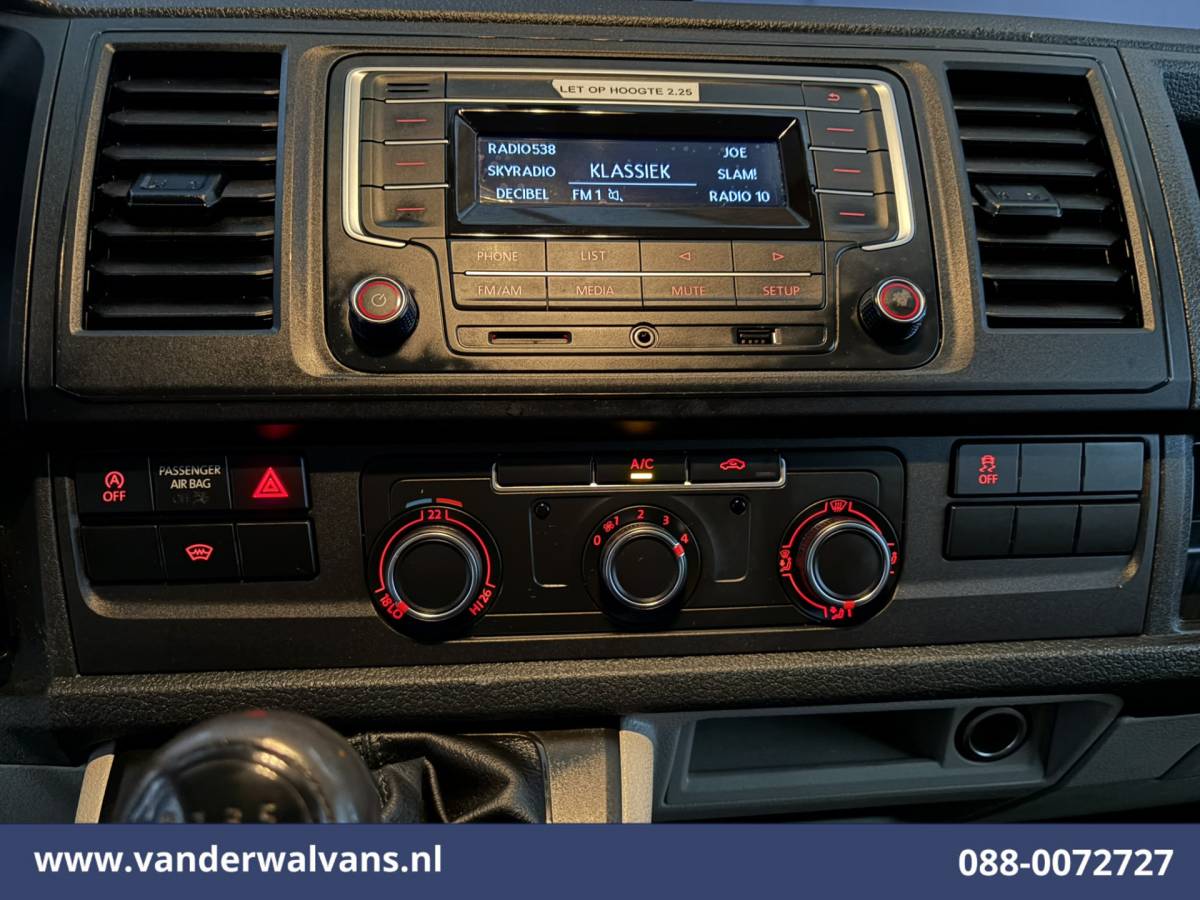 Volkswagen Transporter Volkswagen Transporter 2.0 TDI 102pk L2H1 Euro6 Airco | Imperiaal | Trekhaak | Camera | Cruisecontrol Parkeersensoren, Achterklep