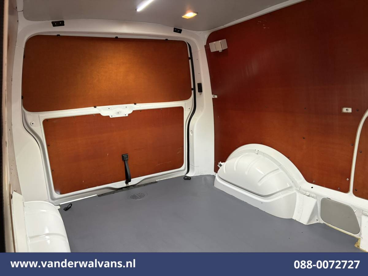 Volkswagen Transporter Volkswagen Transporter 2.0 TDI 102pk L2H1 Euro6 Airco | Imperiaal | Trekhaak | Camera | Cruisecontrol Parkeersensoren, Achterklep