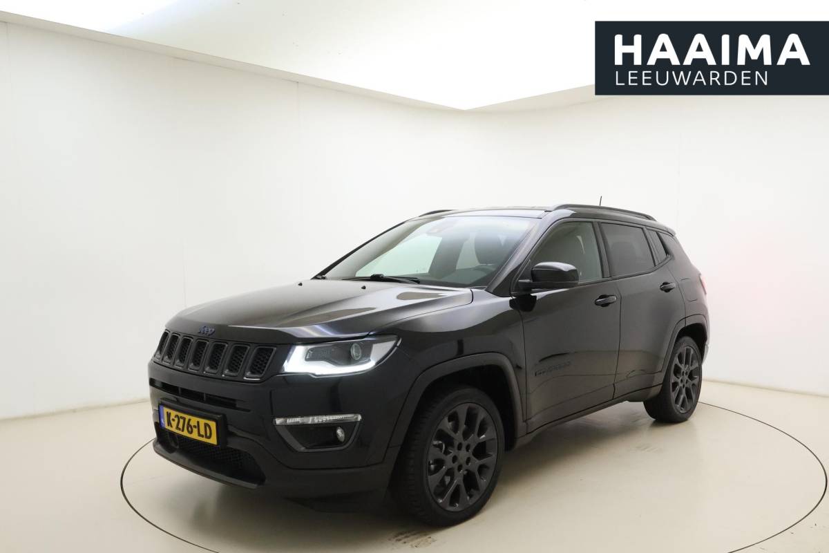 Jeep Compass Jeep Compass 4xe 240 Plug-in Hybrid Electric S Automaat | Lederen bekleding | Trekhaak | Camera | Keyless | Lichtmetalen velgen black | Climate control