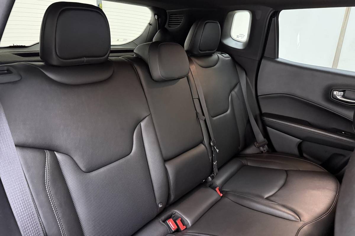 Jeep Compass Jeep Compass 4xe 240 Plug-in Hybrid Electric S Automaat | Lederen bekleding | Trekhaak | Camera | Keyless | Lichtmetalen velgen black | Climate control