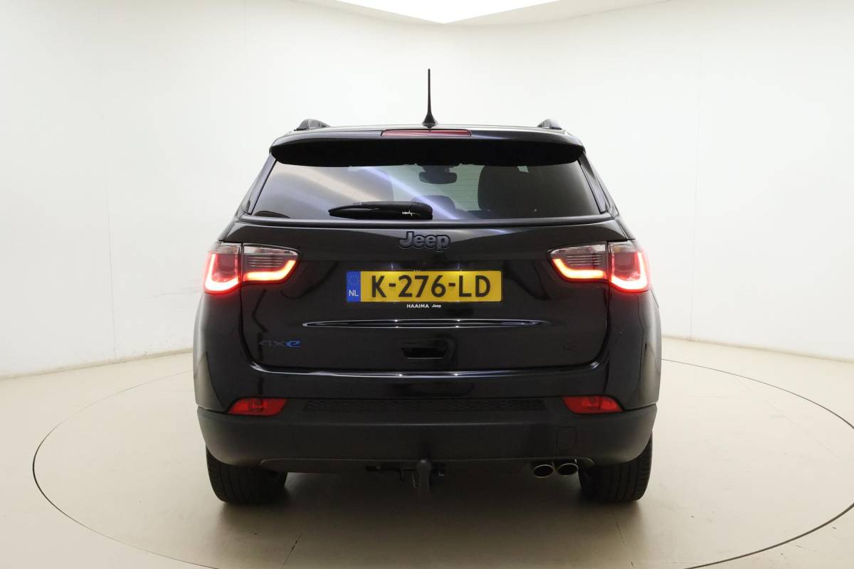 Jeep Compass Jeep Compass 4xe 240 Plug-in Hybrid Electric S Automaat | Lederen bekleding | Trekhaak | Camera | Keyless | Lichtmetalen velgen black | Climate control