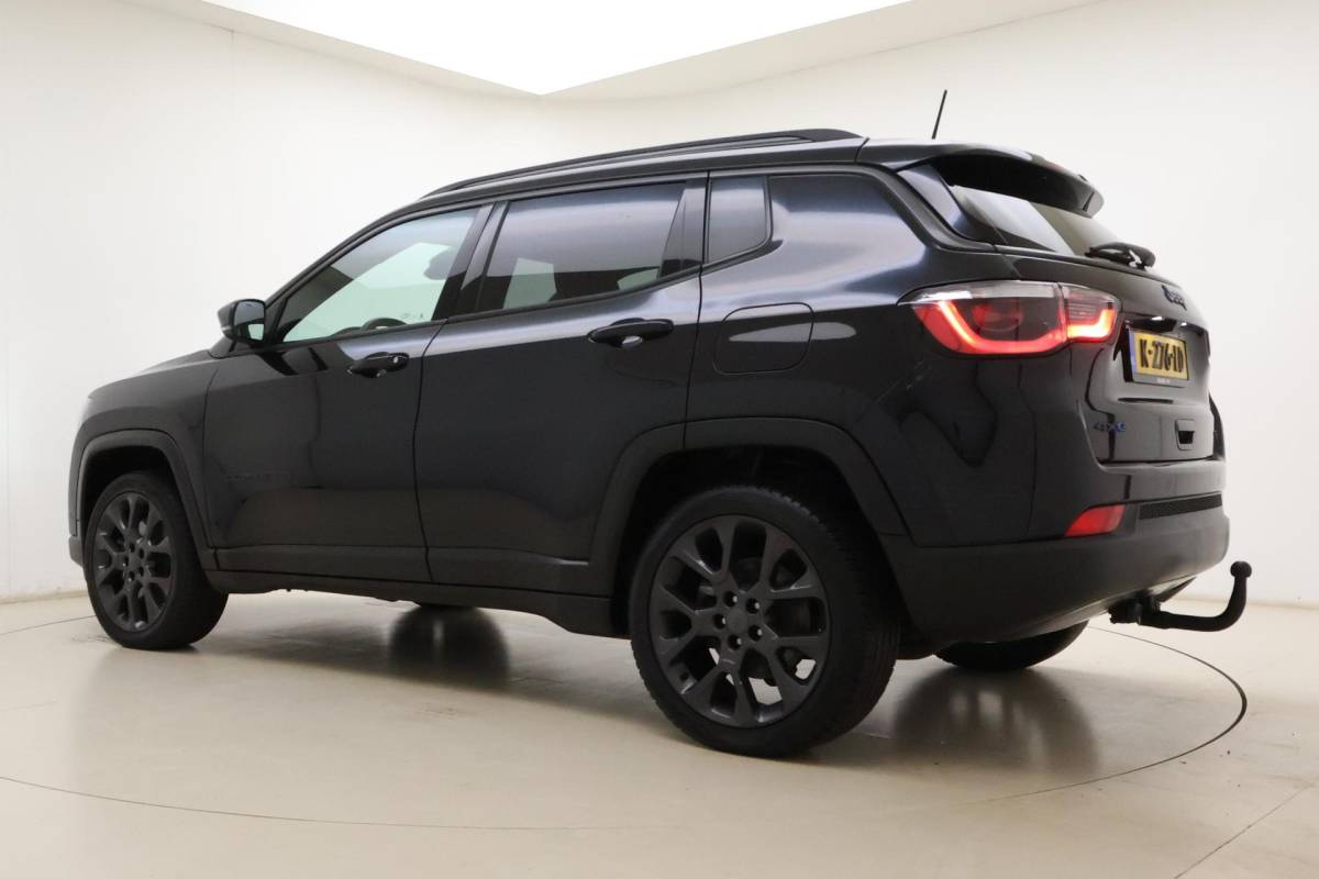 Jeep Compass Jeep Compass 4xe 240 Plug-in Hybrid Electric S Automaat | Lederen bekleding | Trekhaak | Camera | Keyless | Lichtmetalen velgen black | Climate control