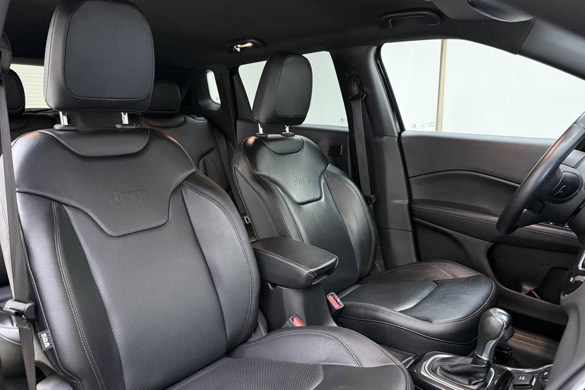 Jeep Compass Jeep Compass 4xe 240 Plug-in Hybrid Electric S Automaat | Lederen bekleding | Trekhaak | Camera | Keyless | Lichtmetalen velgen black | Climate control