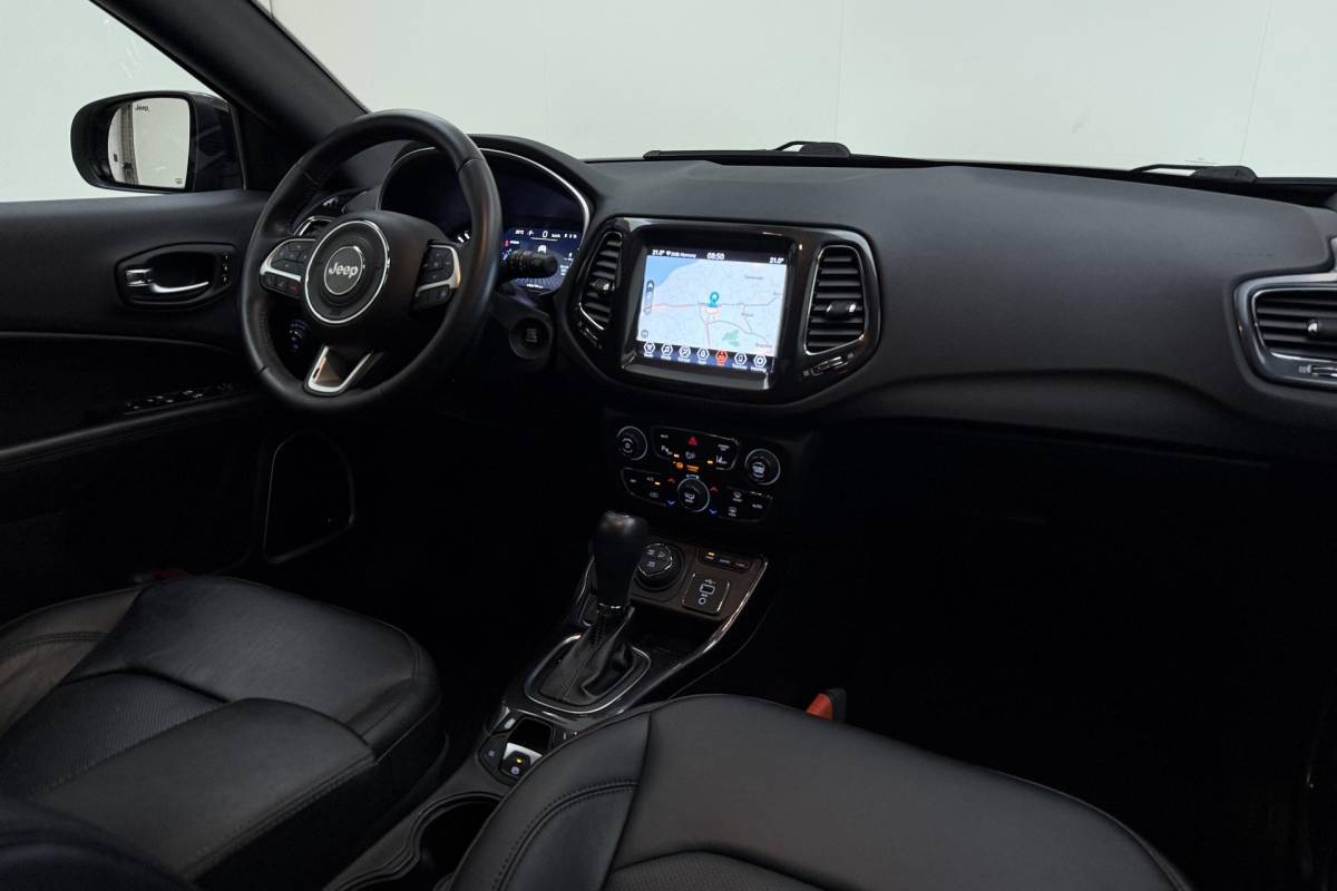 Jeep Compass Jeep Compass 4xe 240 Plug-in Hybrid Electric S Automaat | Lederen bekleding | Trekhaak | Camera | Keyless | Lichtmetalen velgen black | Climate control