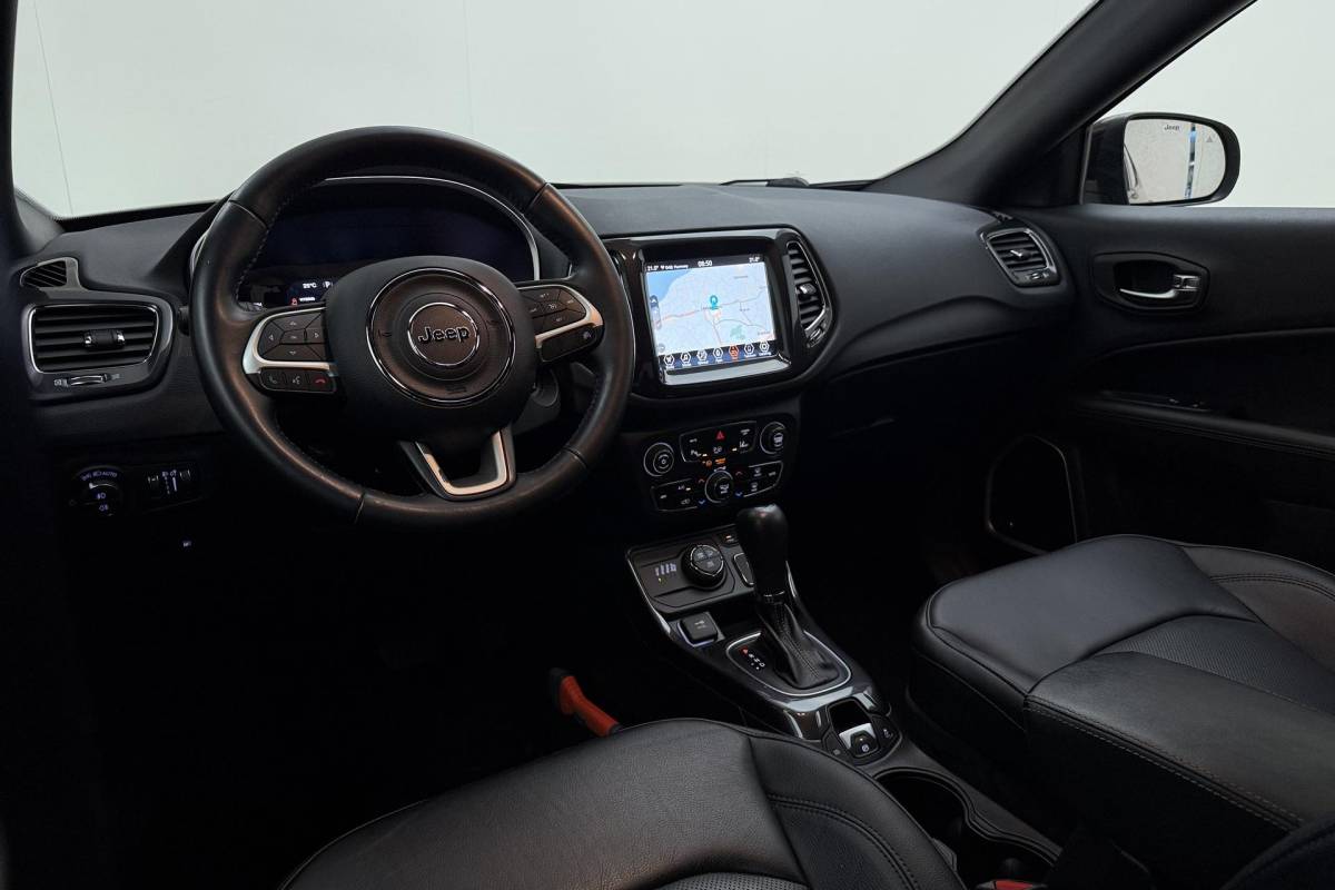 Jeep Compass Jeep Compass 4xe 240 Plug-in Hybrid Electric S Automaat | Lederen bekleding | Trekhaak | Camera | Keyless | Lichtmetalen velgen black | Climate control