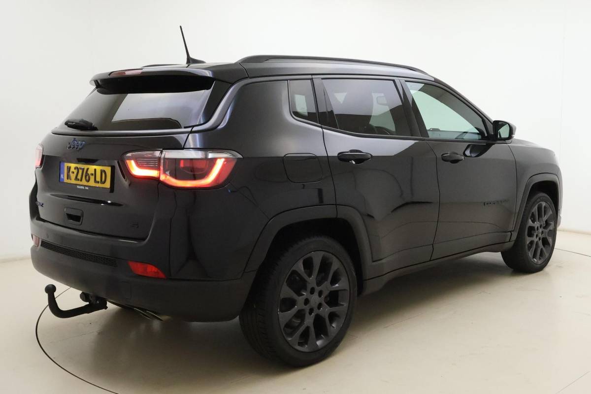 Jeep Compass Jeep Compass 4xe 240 Plug-in Hybrid Electric S Automaat | Lederen bekleding | Trekhaak | Camera | Keyless | Lichtmetalen velgen black | Climate control