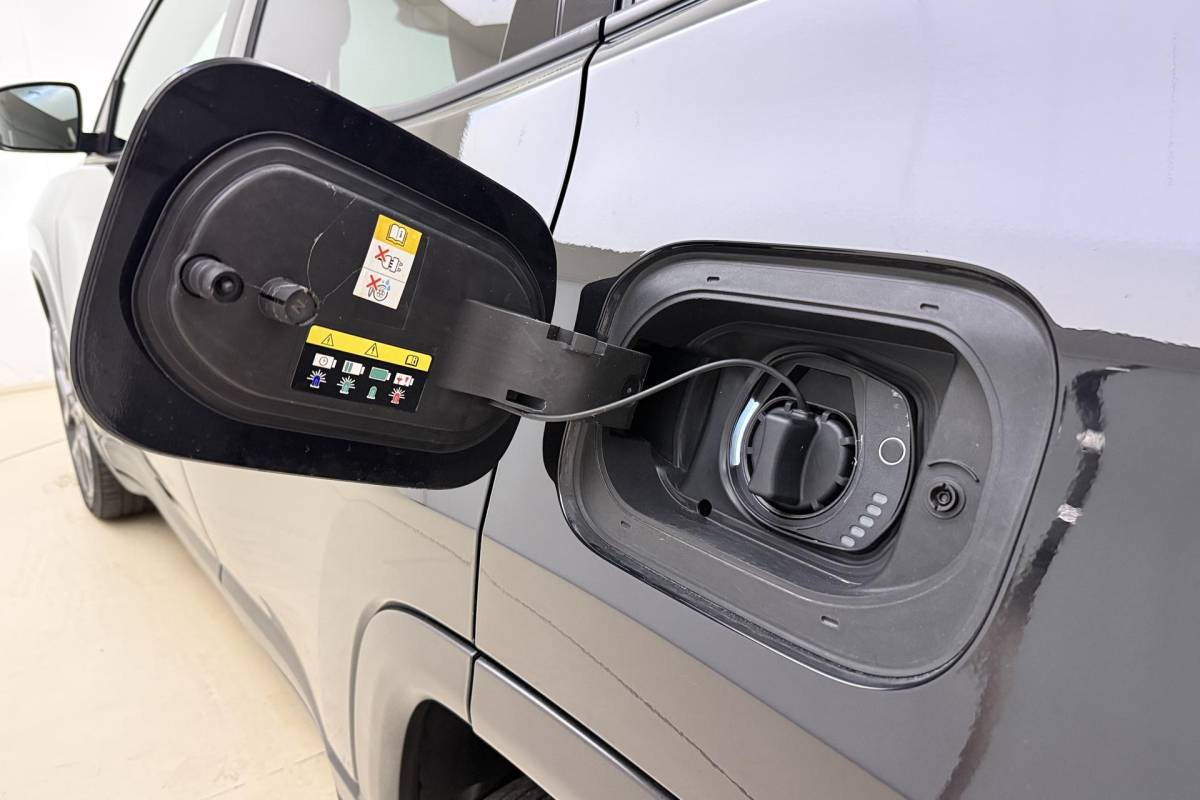 Jeep Compass Jeep Compass 4xe 240 Plug-in Hybrid Electric S Automaat | Lederen bekleding | Trekhaak | Camera | Keyless | Lichtmetalen velgen black | Climate control