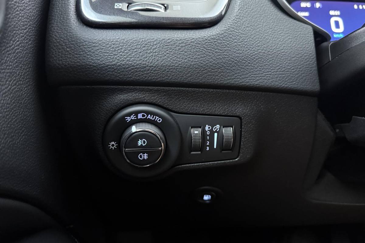 Jeep Compass Jeep Compass 4xe 240 Plug-in Hybrid Electric S Automaat | Lederen bekleding | Trekhaak | Camera | Keyless | Lichtmetalen velgen black | Climate control