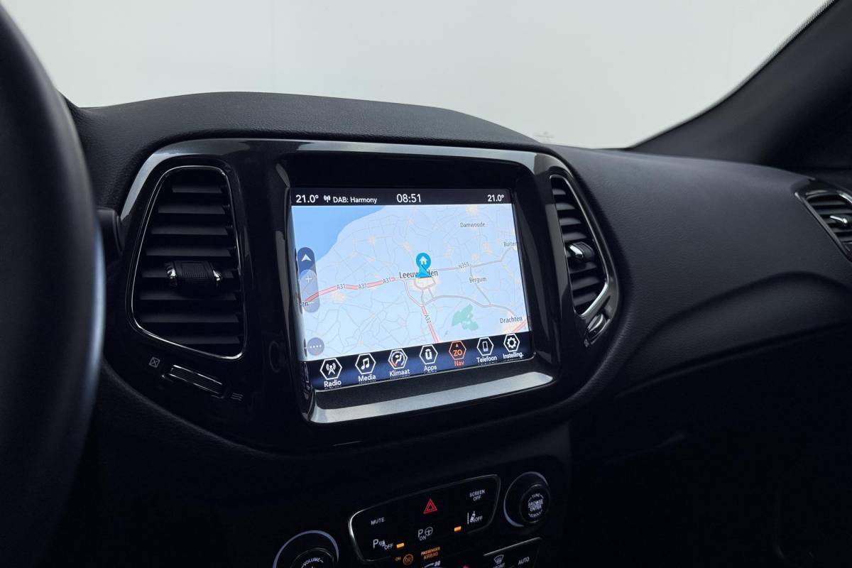 Jeep Compass Jeep Compass 4xe 240 Plug-in Hybrid Electric S Automaat | Lederen bekleding | Trekhaak | Camera | Keyless | Lichtmetalen velgen black | Climate control