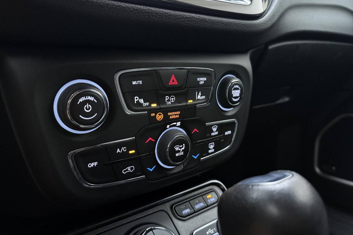 Jeep Compass Jeep Compass 4xe 240 Plug-in Hybrid Electric S Automaat | Lederen bekleding | Trekhaak | Camera | Keyless | Lichtmetalen velgen black | Climate control