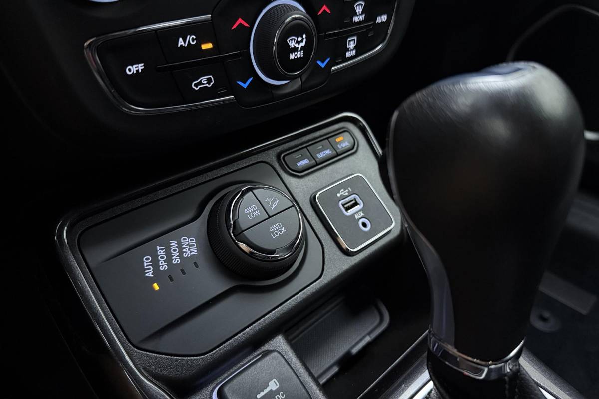 Jeep Compass Jeep Compass 4xe 240 Plug-in Hybrid Electric S Automaat | Lederen bekleding | Trekhaak | Camera | Keyless | Lichtmetalen velgen black | Climate control