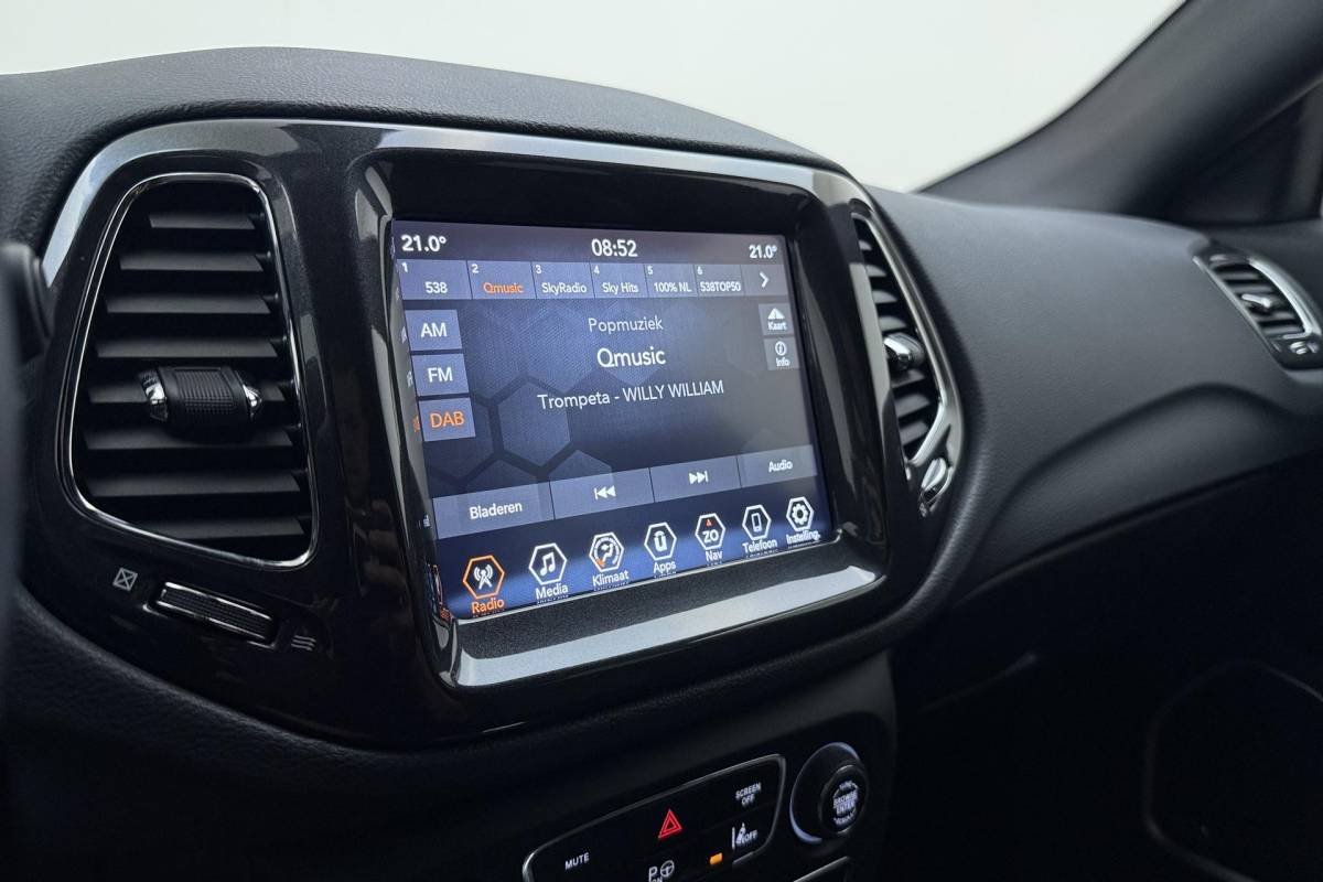 Jeep Compass Jeep Compass 4xe 240 Plug-in Hybrid Electric S Automaat | Lederen bekleding | Trekhaak | Camera | Keyless | Lichtmetalen velgen black | Climate control