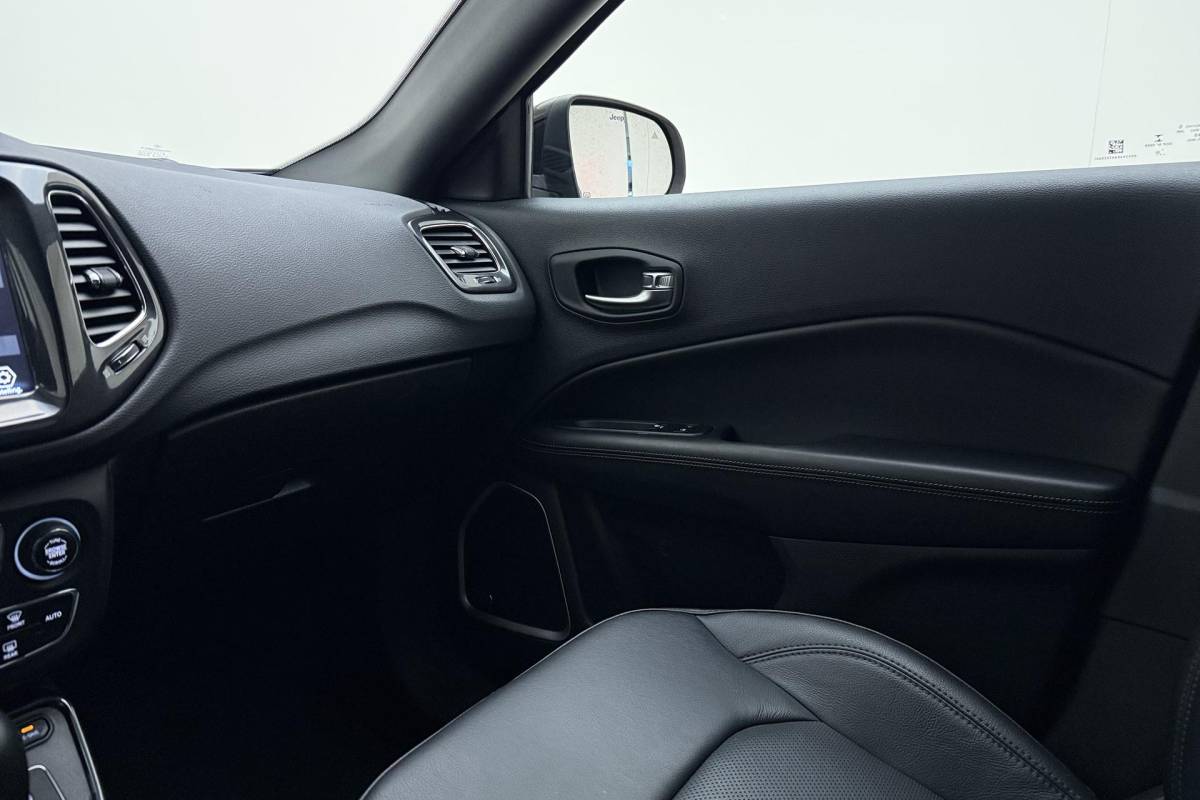 Jeep Compass Jeep Compass 4xe 240 Plug-in Hybrid Electric S Automaat | Lederen bekleding | Trekhaak | Camera | Keyless | Lichtmetalen velgen black | Climate control