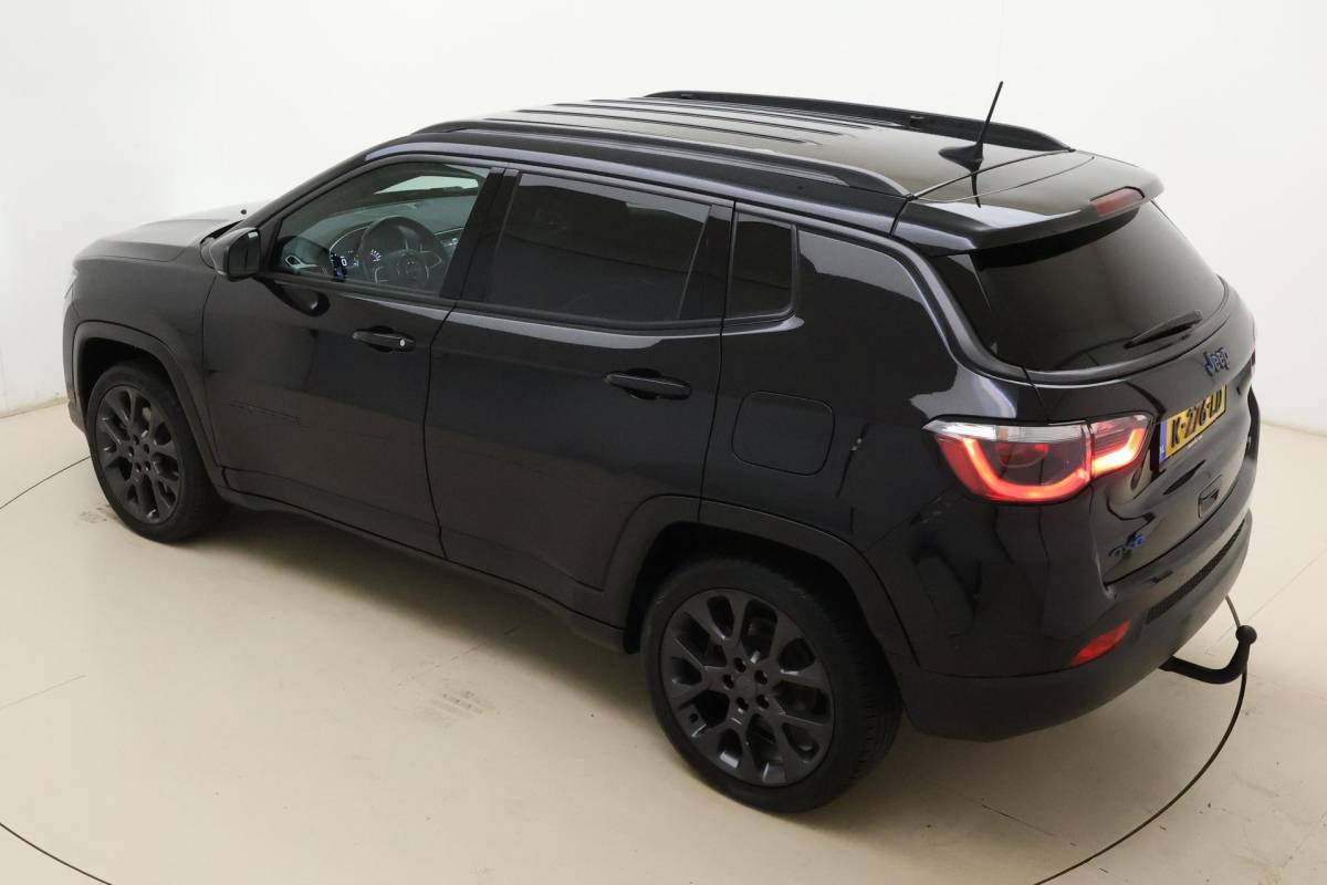 Jeep Compass Jeep Compass 4xe 240 Plug-in Hybrid Electric S Automaat | Lederen bekleding | Trekhaak | Camera | Keyless | Lichtmetalen velgen black | Climate control
