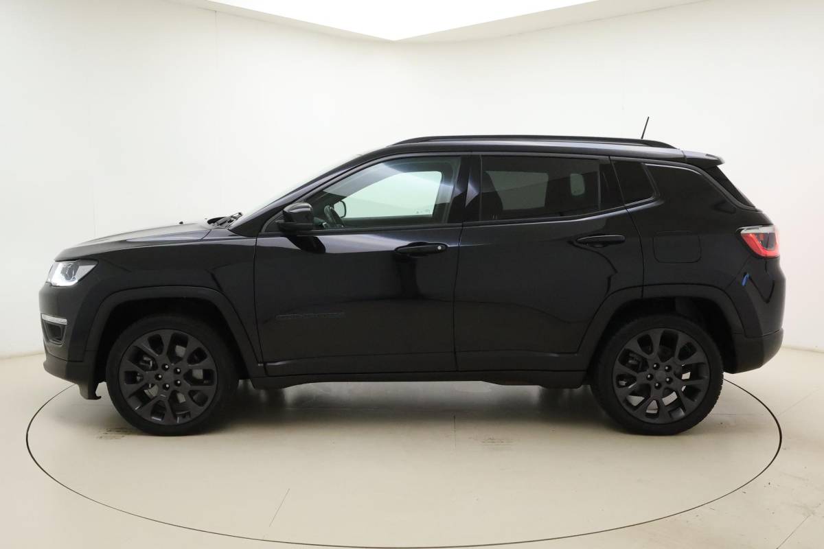 Jeep Compass Jeep Compass 4xe 240 Plug-in Hybrid Electric S Automaat | Lederen bekleding | Trekhaak | Camera | Keyless | Lichtmetalen velgen black | Climate control