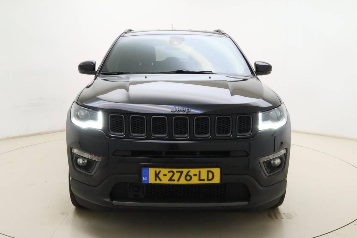 Jeep Compass Jeep Compass 4xe 240 Plug-in Hybrid Electric S Automaat | Lederen bekleding | Trekhaak | Camera | Keyless | Lichtmetalen velgen black | Climate control