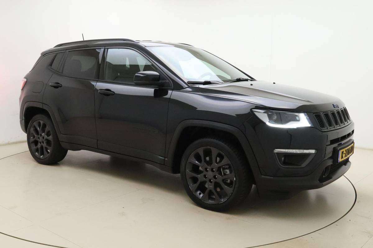 Jeep Compass Jeep Compass 4xe 240 Plug-in Hybrid Electric S Automaat | Lederen bekleding | Trekhaak | Camera | Keyless | Lichtmetalen velgen black | Climate control