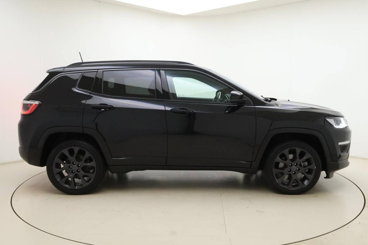 Jeep Compass Jeep Compass 4xe 240 Plug-in Hybrid Electric S Automaat | Lederen bekleding | Trekhaak | Camera | Keyless | Lichtmetalen velgen black | Climate control