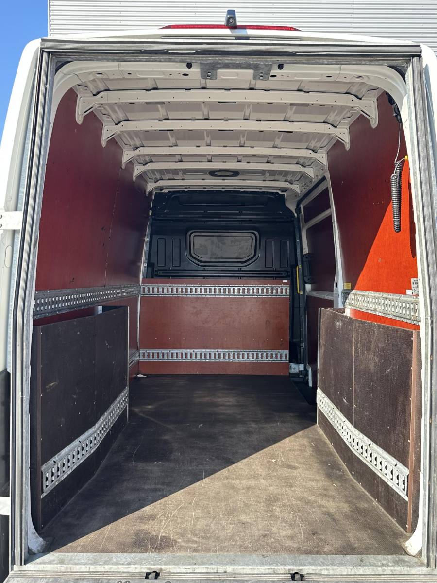 Volkswagen Crafter Volkswagen Crafter 35 2.0 TDI L2H2 Bus met laadklep Dhollandia