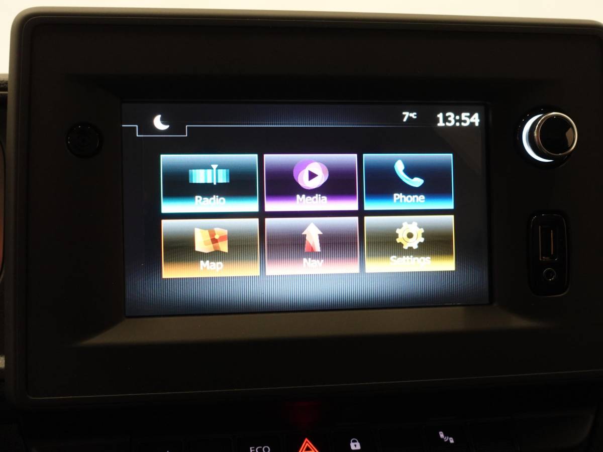Renault Master Renault Master T33 2.3 dCi 135 L2H2 BPM VRIJ! Airco Cruise control Parkeersensoren Navigatie Trekhaak
