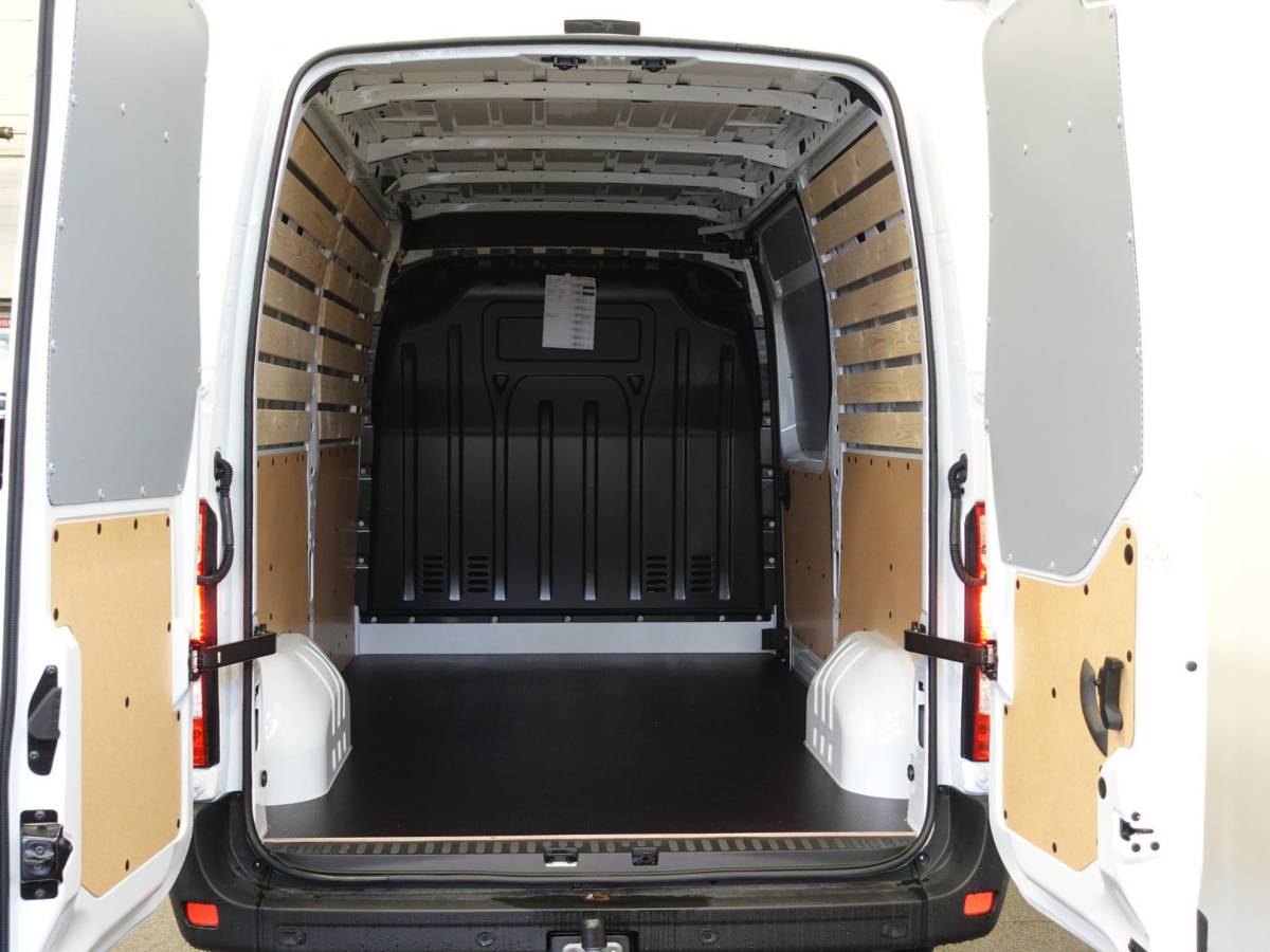 Renault Master Renault Master T33 2.3 dCi 135 L2H2 BPM VRIJ! Airco Cruise control Parkeersensoren Navigatie Trekhaak