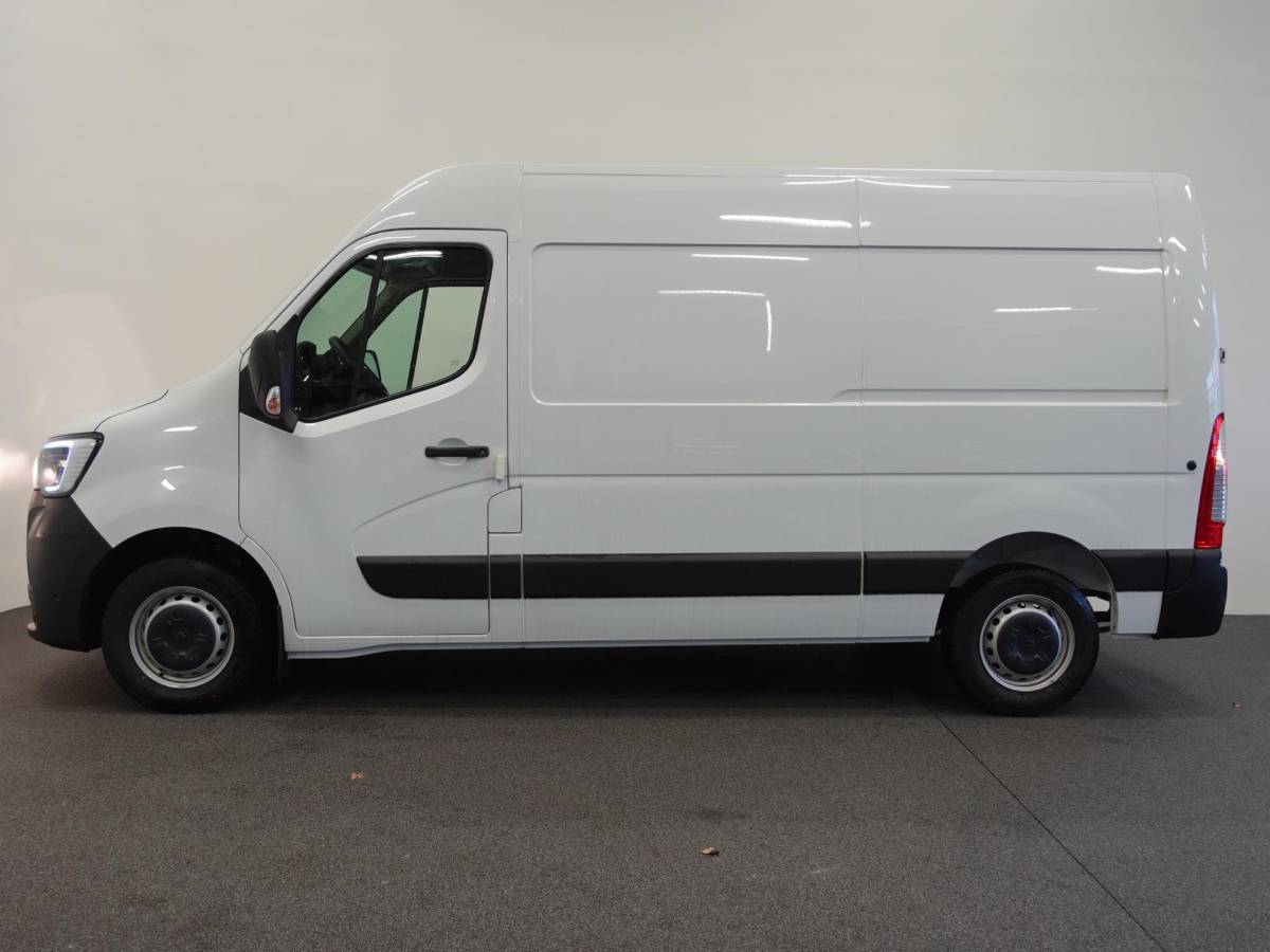 Renault Master Renault Master T33 2.3 dCi 135 L2H2 BPM VRIJ! Airco Cruise control Parkeersensoren Navigatie Trekhaak