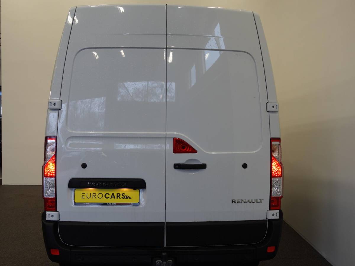 Renault Master Renault Master T33 2.3 dCi 135 L2H2 BPM VRIJ! Airco Cruise control Parkeersensoren Navigatie Trekhaak