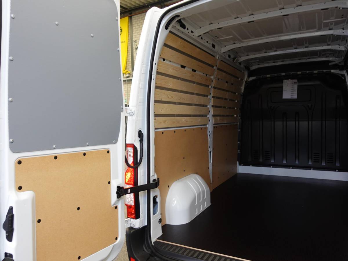 Renault Master Renault Master T33 2.3 dCi 135 L2H2 BPM VRIJ! Airco Cruise control Parkeersensoren Navigatie Trekhaak