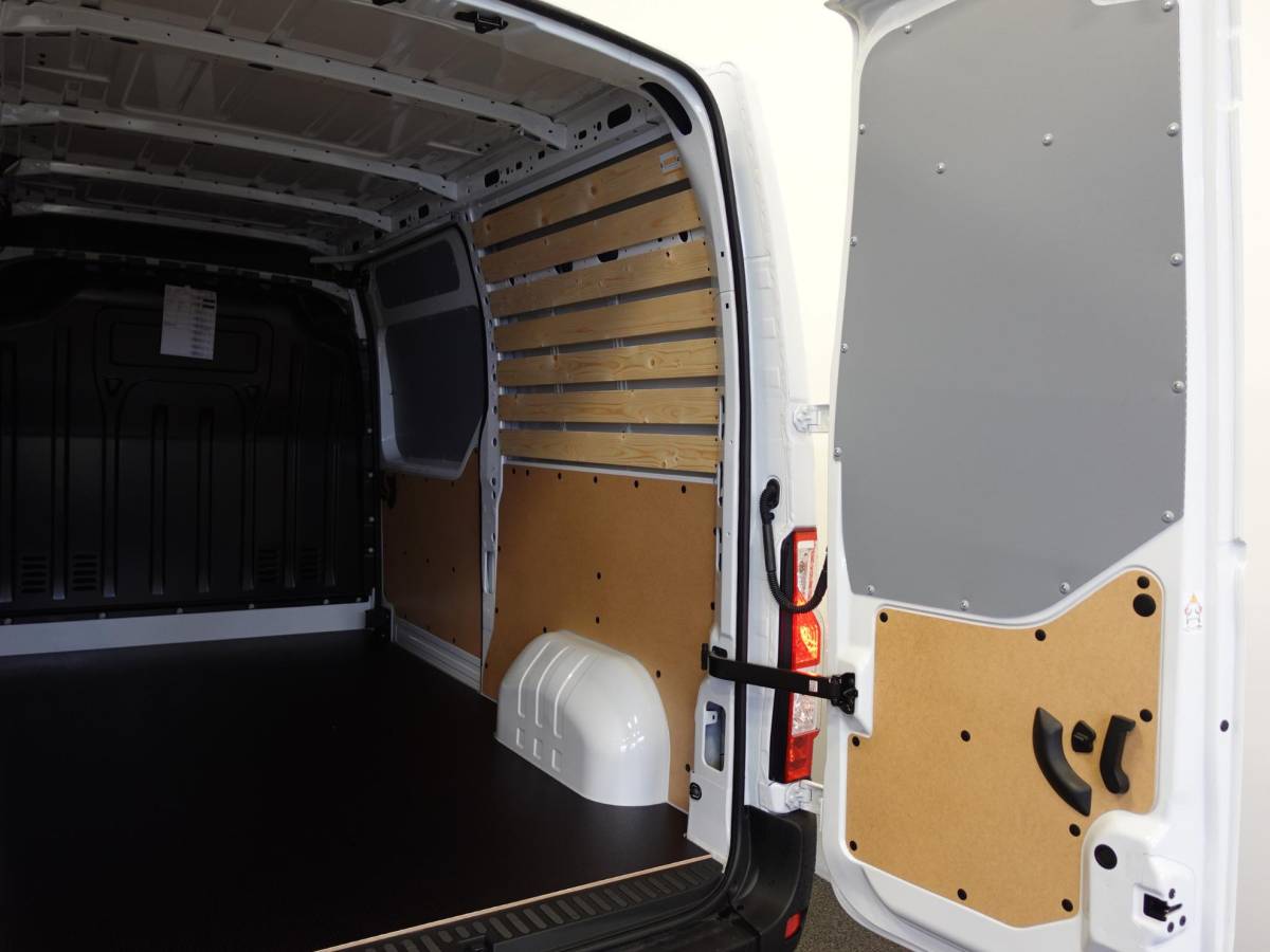 Renault Master Renault Master T33 2.3 dCi 135 L2H2 BPM VRIJ! Airco Cruise control Parkeersensoren Navigatie Trekhaak