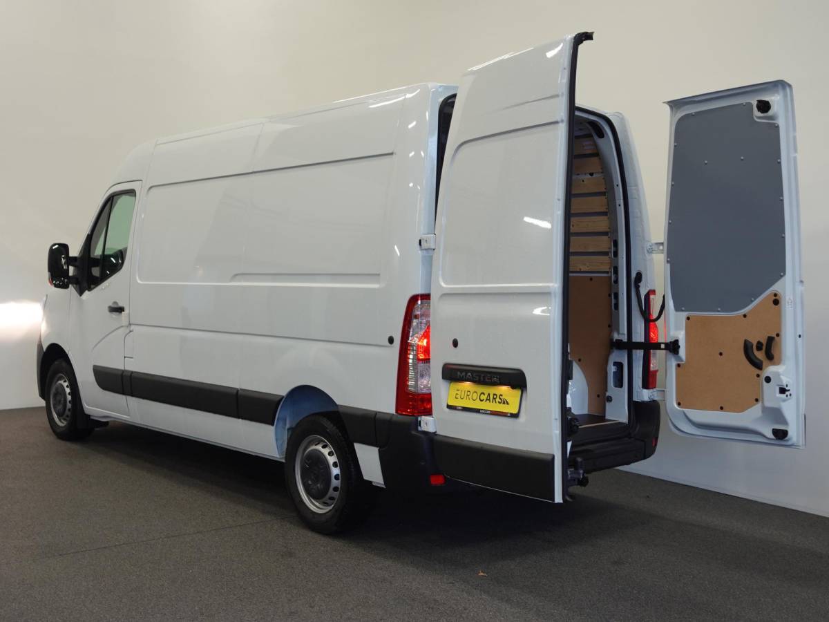 Renault Master Renault Master T33 2.3 dCi 135 L2H2 BPM VRIJ! Airco Cruise control Parkeersensoren Navigatie Trekhaak