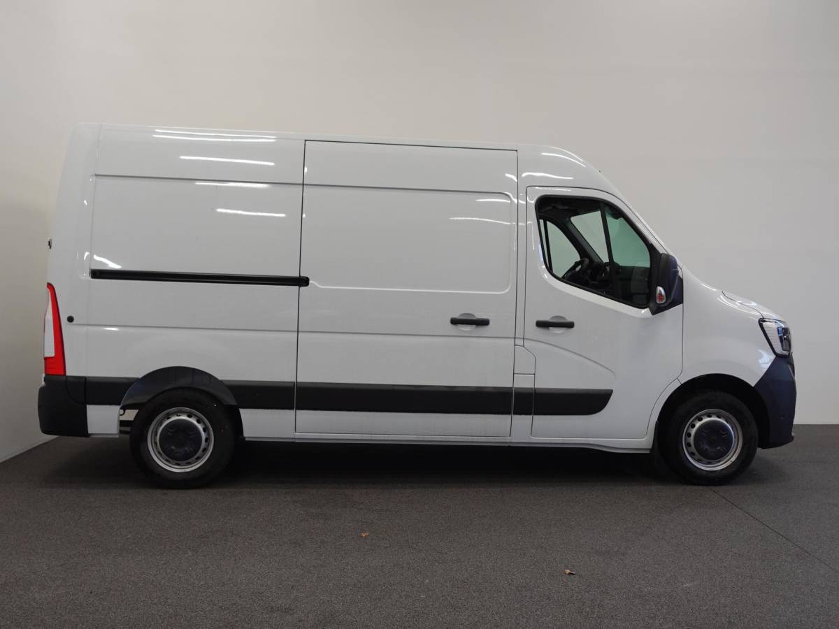 Renault Master Renault Master T33 2.3 dCi 135 L2H2 BPM VRIJ! Airco Cruise control Parkeersensoren Navigatie Trekhaak