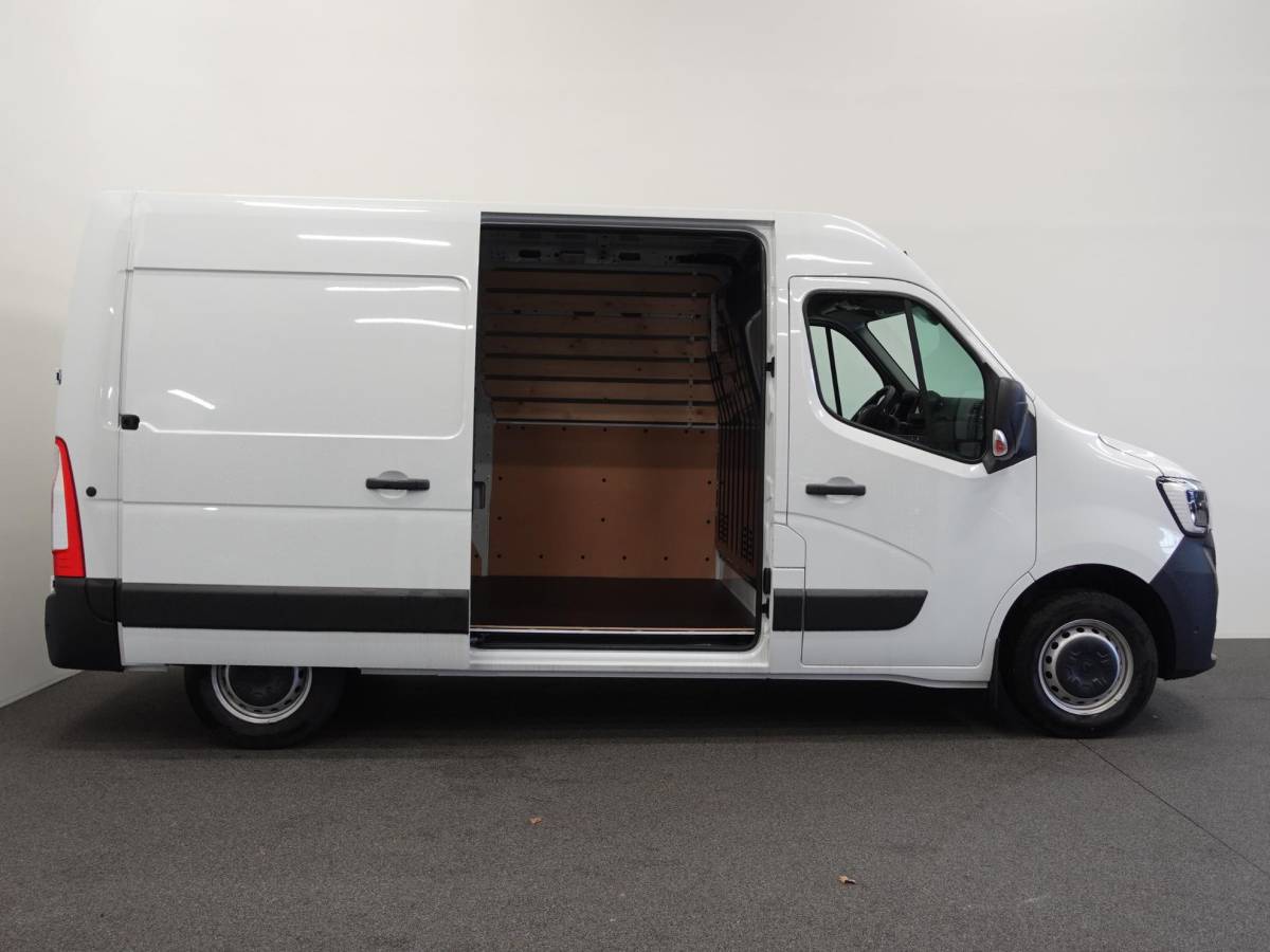 Renault Master Renault Master T33 2.3 dCi 135 L2H2 BPM VRIJ! Airco Cruise control Parkeersensoren Navigatie Trekhaak