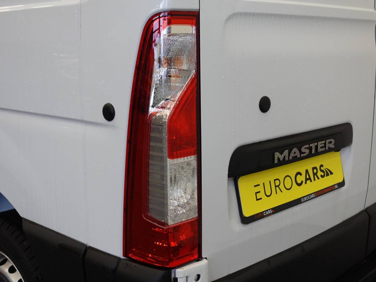 Renault Master Renault Master T33 2.3 dCi 135 L2H2 BPM VRIJ! Airco Cruise control Parkeersensoren Navigatie Trekhaak