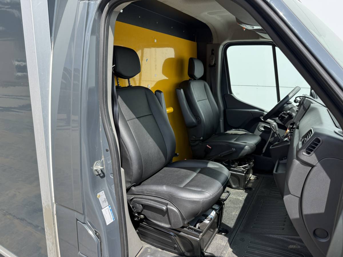 Renault Master Renault Master Plancher T35 2.3 DCI 150PK Lowliner Bakwagen Airco Cruise Control Camera Foodtruck Meubelbak Paardenwagen