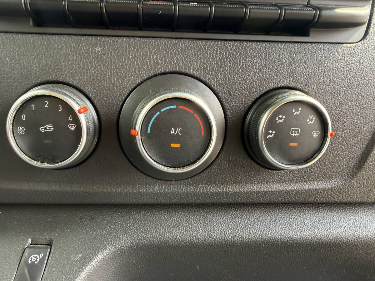 Renault Master Renault Master Plancher T35 2.3 DCI 150PK Lowliner Bakwagen Airco Cruise Control Camera Foodtruck Meubelbak Paardenwagen