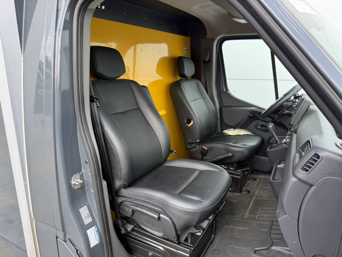 Renault Master Renault Master Plancher T35 2.3 DCI 150PK Lowliner Bakwagen Airco Cruise Control Camera Foodtruck Meubelbak Paardenwagen