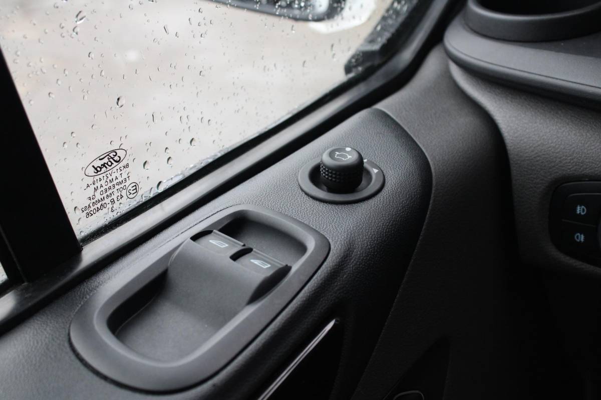 Ford Transit Custom Ford Transit Custom 320 2.0 TDCI L2H1 Limited DC SCI | Trekhaak | Stoelverwarming | Navigatie | Camera | Cruise Control Adaptive |