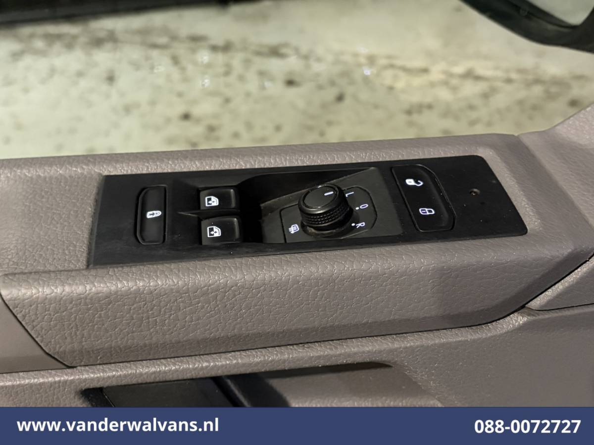 Volkswagen Transporter Volkswagen Transporter 2.0 TDI L2H1 Euro6 Airco | Navigatie | Apple Carplay | Android Auto Bijrijdersbank, Achterklep