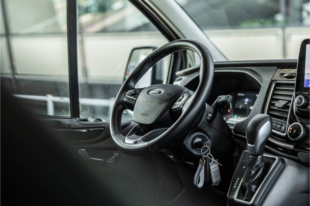 Ford Transit Custom Ford Transit Custom 300 2.0 TDCI DC | Dubbel cabine | L+R Schuifdeur | Elek stoelen | CarPlay | Lederen bekleding | Navigatie | Stoelverwarming | Nieuwe APK | NAP Logisch