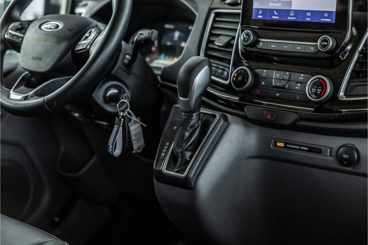 Ford Transit Custom Ford Transit Custom 300 2.0 TDCI DC | Dubbel cabine | L+R Schuifdeur | Elek stoelen | CarPlay | Lederen bekleding | Navigatie | Stoelverwarming | Nieuwe APK | NAP Logisch