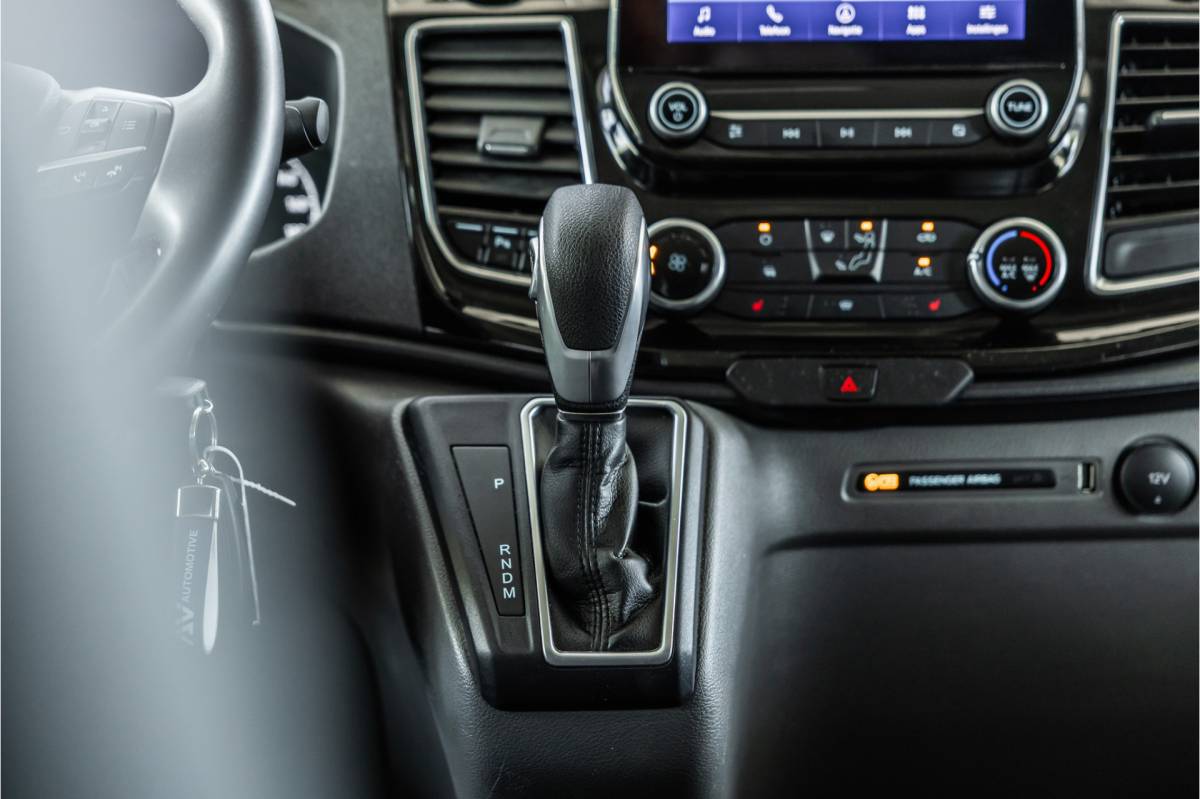 Ford Transit Custom Ford Transit Custom 300 2.0 TDCI DC | Dubbel cabine | L+R Schuifdeur | Elek stoelen | CarPlay | Lederen bekleding | Navigatie | Stoelverwarming | Nieuwe APK | NAP Logisch