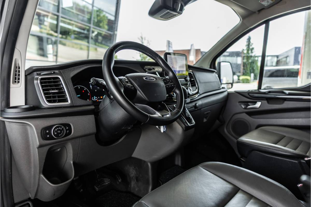Ford Transit Custom Ford Transit Custom 300 2.0 TDCI DC | Dubbel cabine | L+R Schuifdeur | Elek stoelen | CarPlay | Lederen bekleding | Navigatie | Stoelverwarming | Nieuwe APK | NAP Logisch