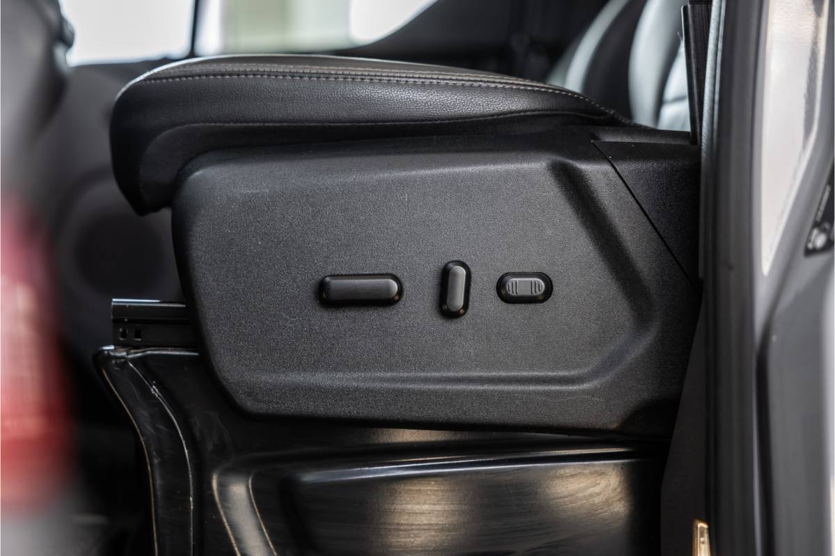Ford Transit Custom Ford Transit Custom 300 2.0 TDCI DC | Dubbel cabine | L+R Schuifdeur | Elek stoelen | CarPlay | Lederen bekleding | Navigatie | Stoelverwarming | Nieuwe APK | NAP Logisch