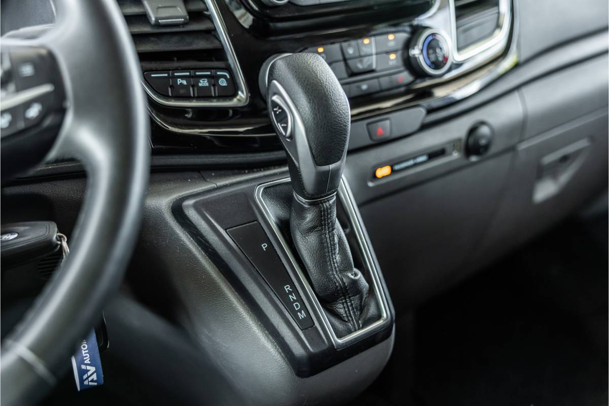 Ford Transit Custom Ford Transit Custom 300 2.0 TDCI DC | Dubbel cabine | L+R Schuifdeur | Elek stoelen | CarPlay | Lederen bekleding | Navigatie | Stoelverwarming | Nieuwe APK | NAP Logisch