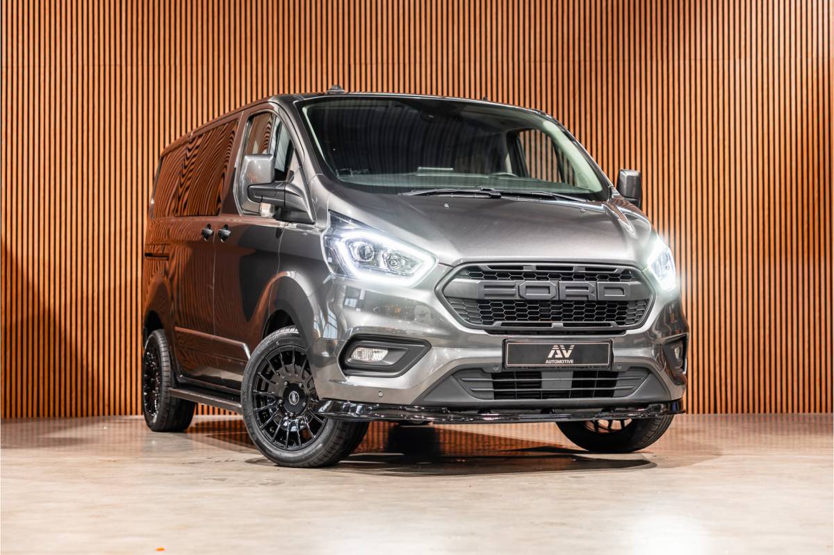 Ford Transit Custom Ford Transit Custom 300 2.0 TDCI DC | Dubbel cabine | L+R Schuifdeur | Elek stoelen | CarPlay | Lederen bekleding | Navigatie | Stoelverwarming | Nieuwe APK | NAP Logisch