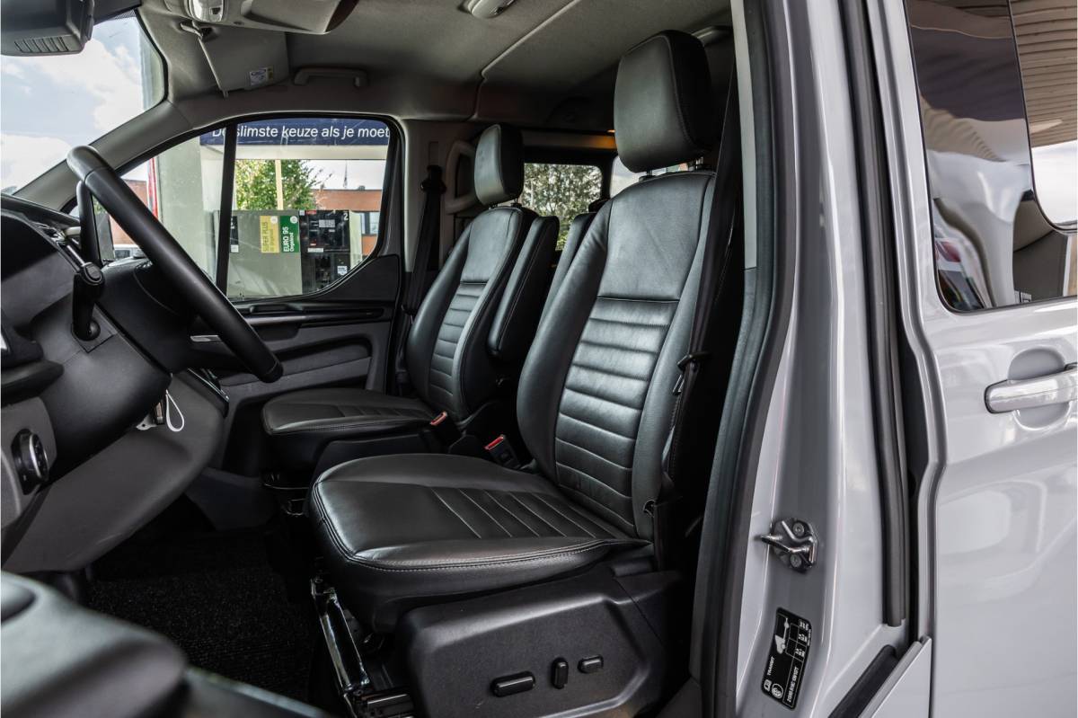 Ford Transit Custom Ford Transit Custom 300 2.0 TDCI DC | Dubbel cabine | L+R Schuifdeur | Elek stoelen | CarPlay | Lederen bekleding | Navigatie | Stoelverwarming | Nieuwe APK | NAP Logisch