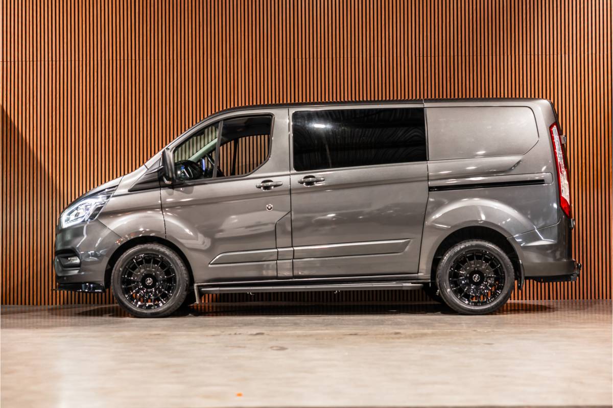 Ford Transit Custom Ford Transit Custom 300 2.0 TDCI DC | Dubbel cabine | L+R Schuifdeur | Elek stoelen | CarPlay | Lederen bekleding | Navigatie | Stoelverwarming | Nieuwe APK | NAP Logisch